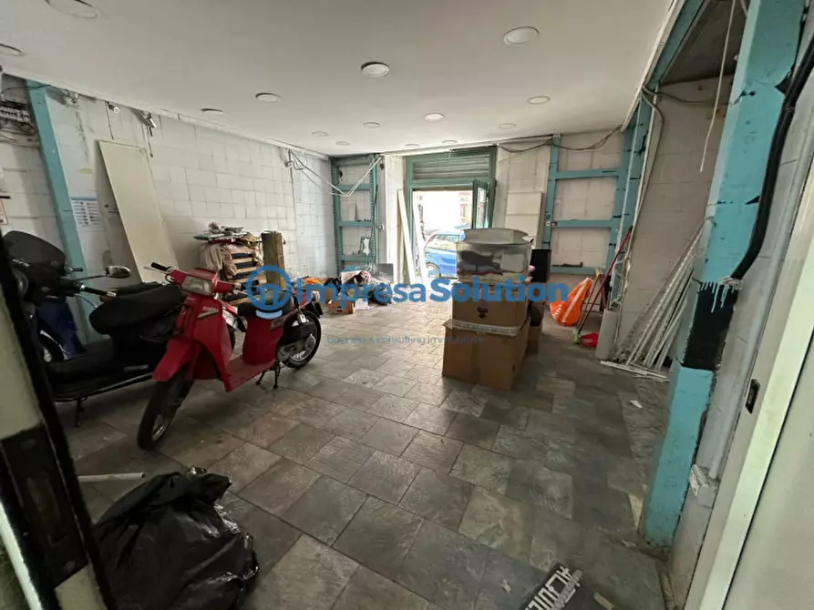 Immagine 5 di Negozio in affitto  in Via Benedetto Cairoli a Napoli