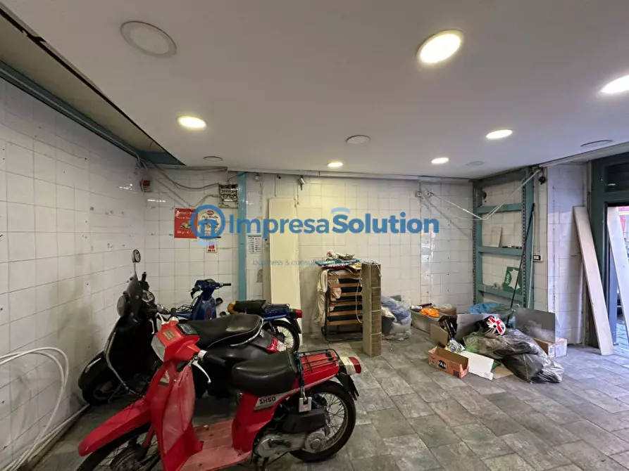 Immagine 8 di Negozio in affitto  in Via Benedetto Cairoli a Napoli