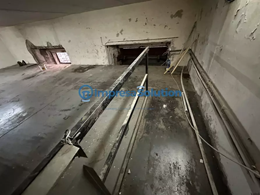 Immagine 10 di Negozio in affitto  in Via Benedetto Cairoli a Napoli