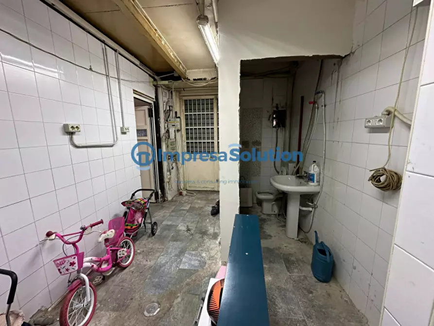 Immagine 11 di Negozio in affitto  in Via Benedetto Cairoli a Napoli