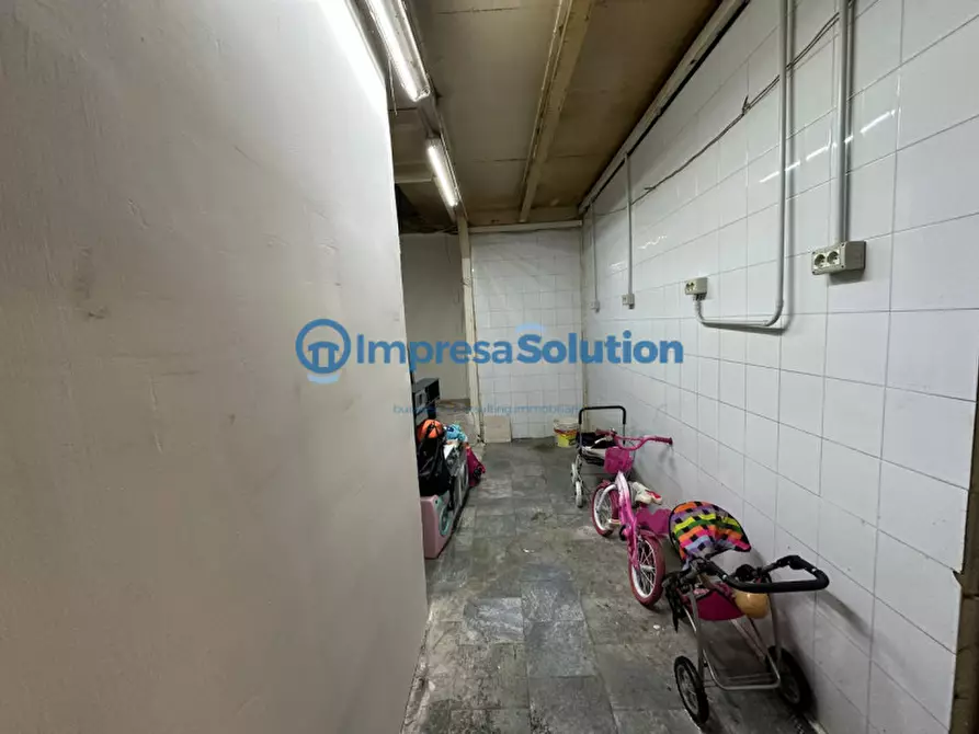 Immagine 12 di Negozio in affitto  in Via Benedetto Cairoli a Napoli