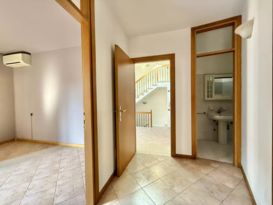 Immagine 6 di Casa indipendente in vendita  in Vicolo Chiesuolo 10 a Bardolino