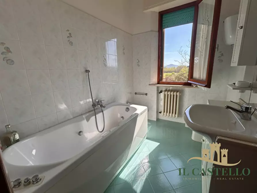 Immagine 17 di Casa indipendente in vendita  a Castiglione Del Lago