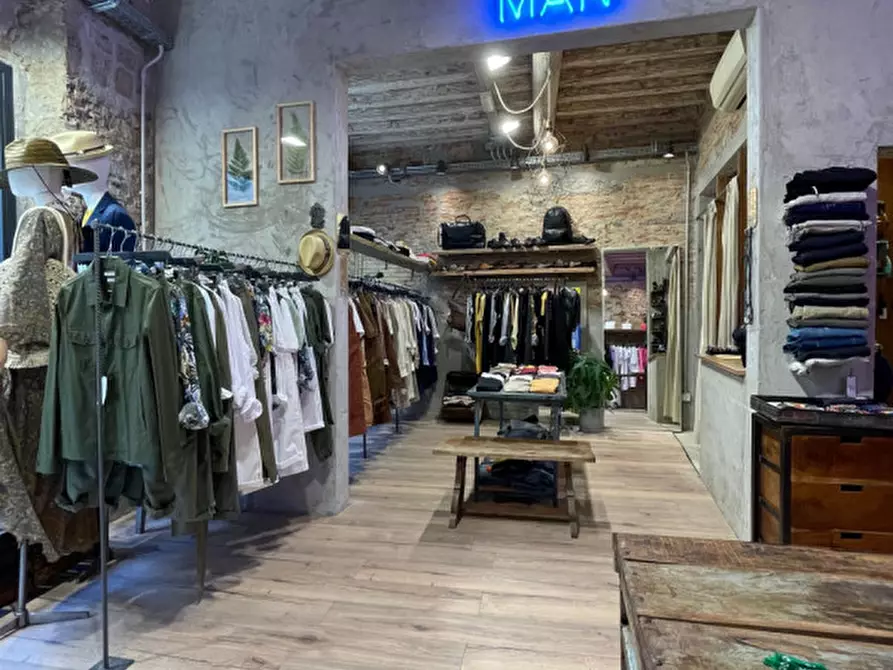 Immagine 2 di Negozio in affitto  in VIA GIOBERTI a Firenze