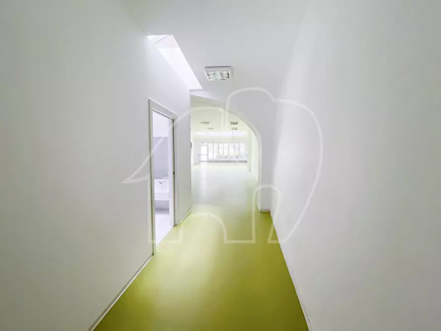 Immagine 4 di Negozio in vendita  in Via Portici a Merano .Meran.