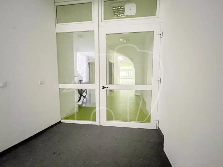 Immagine 6 di Negozio in vendita  in Via Portici a Merano .Meran.