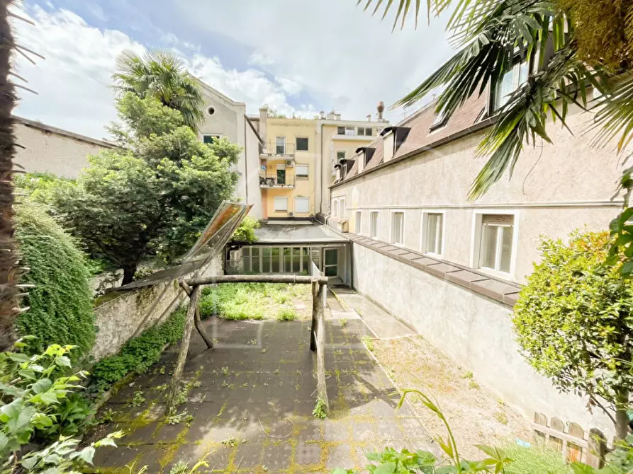 Immagine 9 di Negozio in vendita  in Via Portici a Merano .Meran.