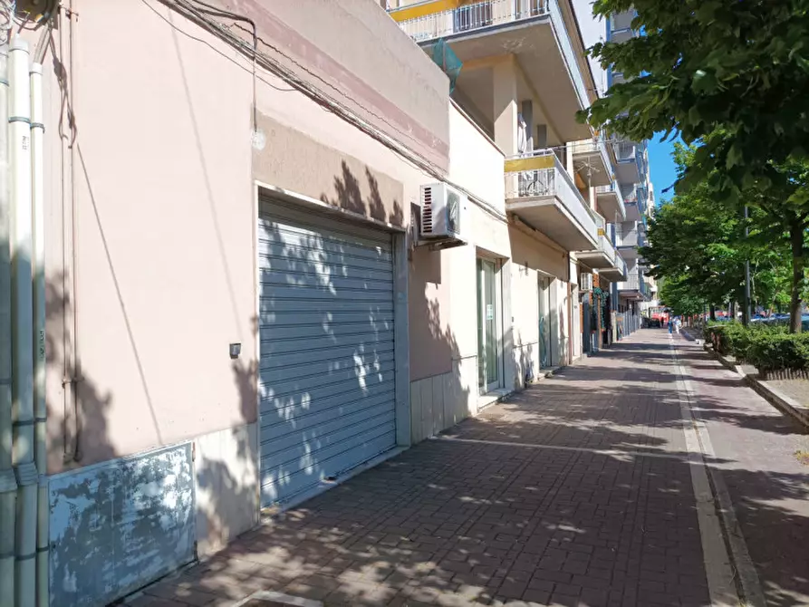 Immagine 11 di Negozio in vendita  in V.LE G. D'ANNUNZIO 241 a Pescara