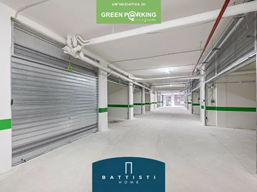 Immagine 1 di Garage in vendita  in Viale Guglielmo Marconi 77 a Roma