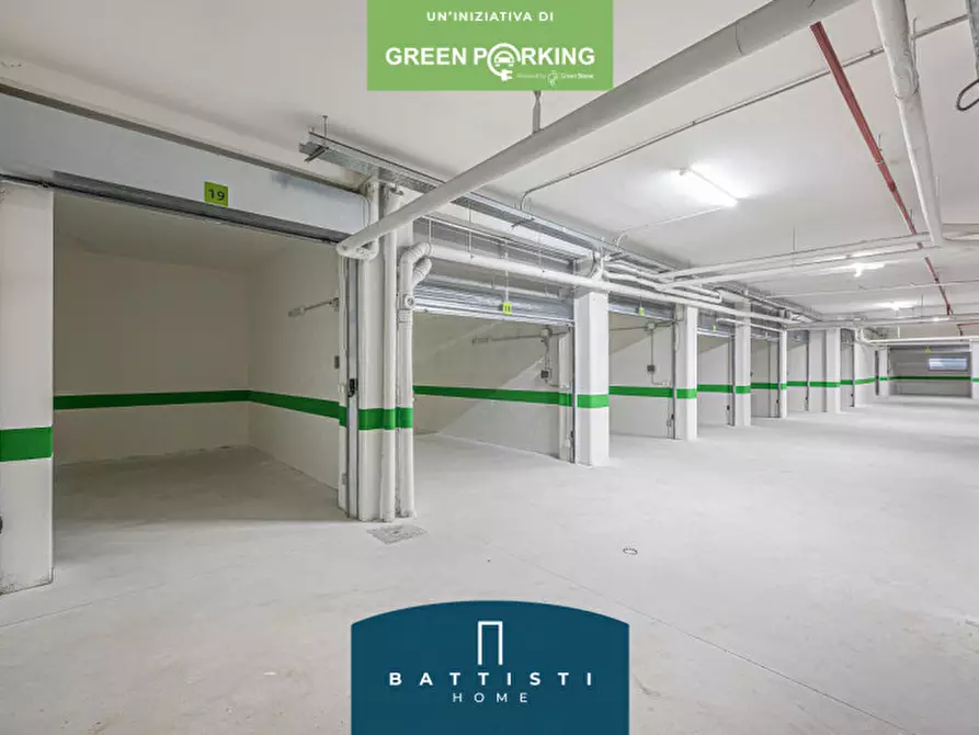 Immagine 2 di Garage in vendita  in Viale Guglielmo Marconi 77 a Roma