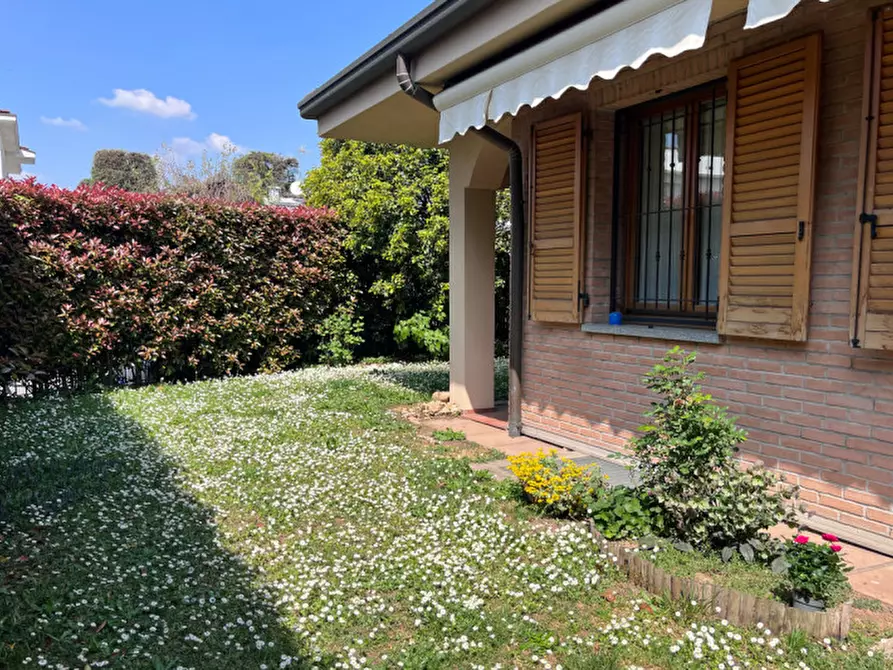 Immagine 3 di Villa in vendita  in Via Mazzini 77 a Biassono