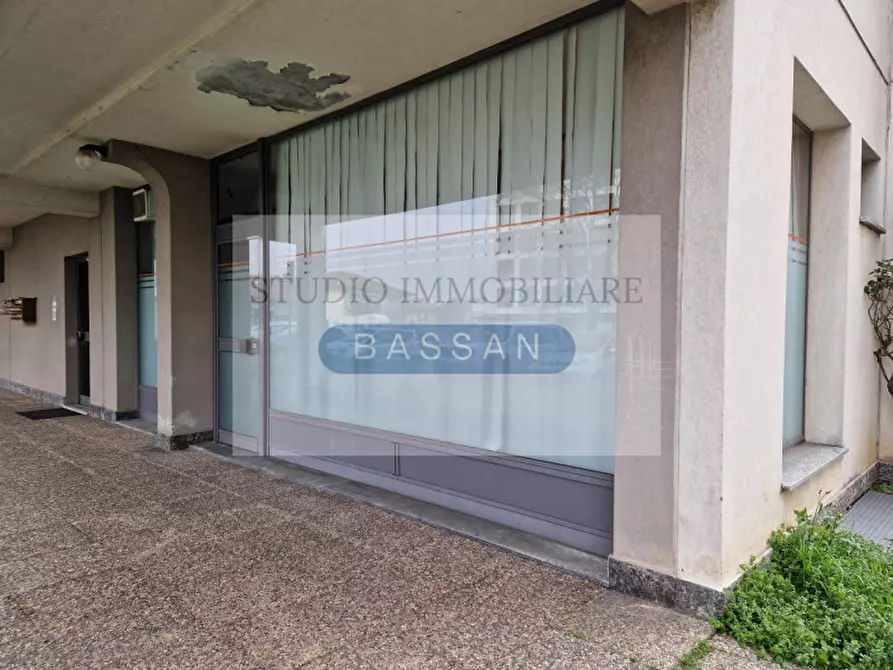 Immagine 11 di Negozio in affitto  in Via Garibaldi 94 a Cassano Magnago