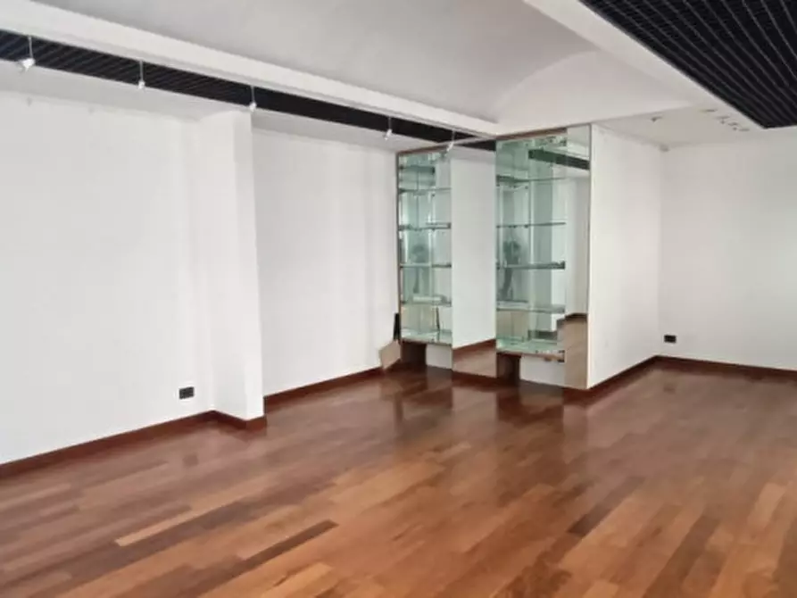 Immagine 1 di Negozio in vendita  in Via San Martino e Solferino a Padova