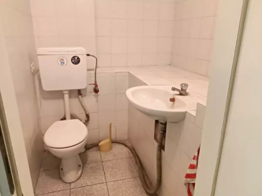 Immagine 6 di Negozio in vendita  in Via San Martino e Solferino a Padova