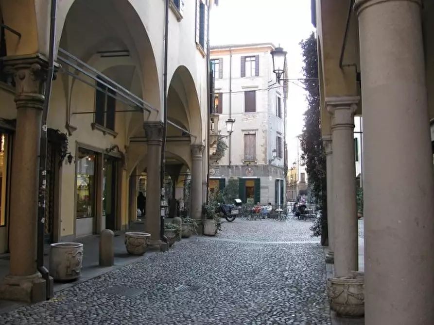 Immagine 1 di Negozio in vendita  in Via San Martino e Solferino a Padova