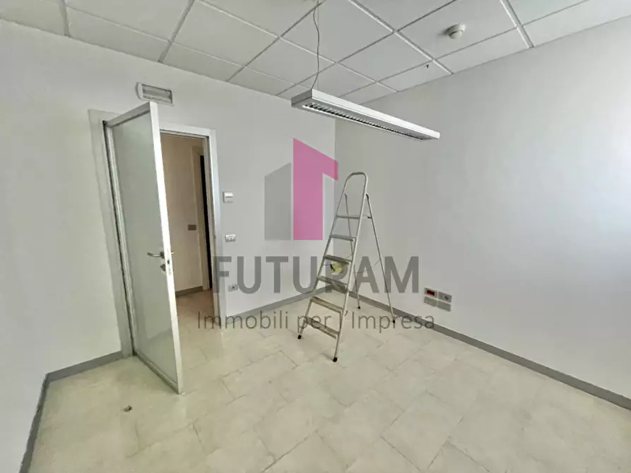Immagine 32 di Ufficio in affitto  a Vicenza