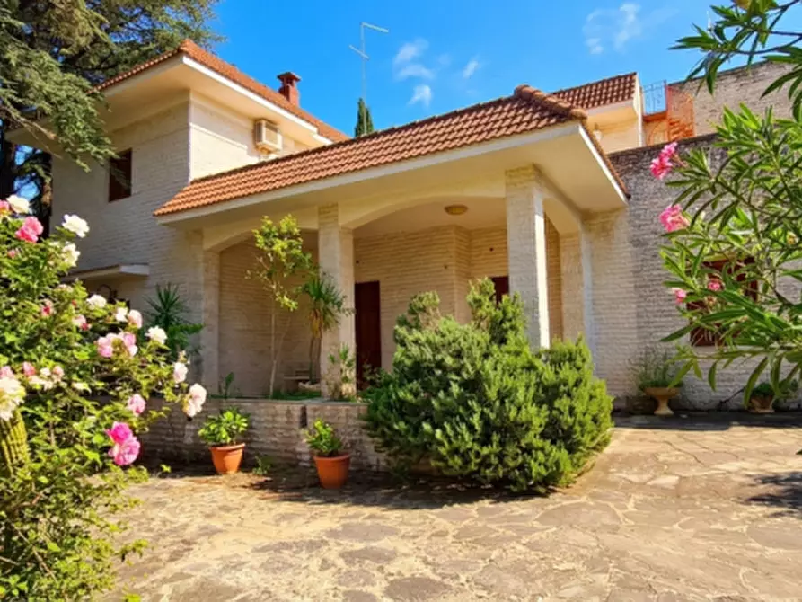 Immagine 2 di Villa in vendita  a Fasano
