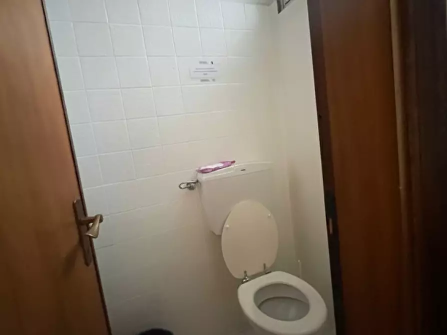 Immagine 10 di Negozio in vendita  in via Colotti a Padova