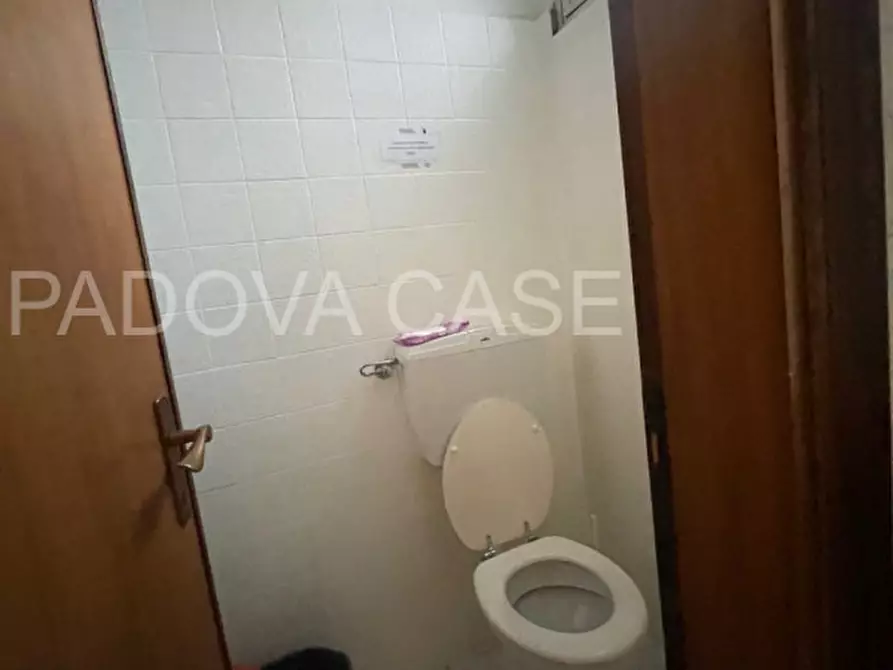 Immagine 10 di Negozio in vendita  in via Colotti a Padova