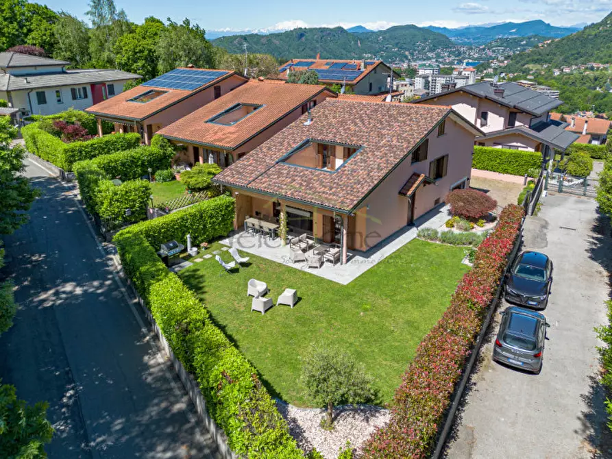 Immagine 1 di Villa in vendita  in Via Rovascino a Lipomo