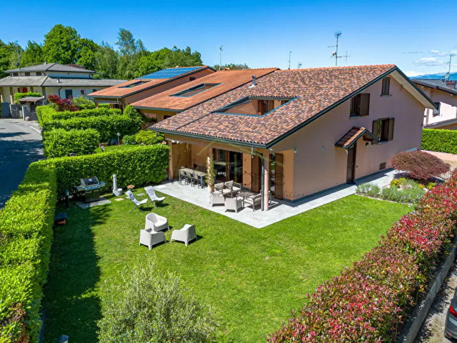Immagine 2 di Villa in vendita  in Via Rovascino a Lipomo