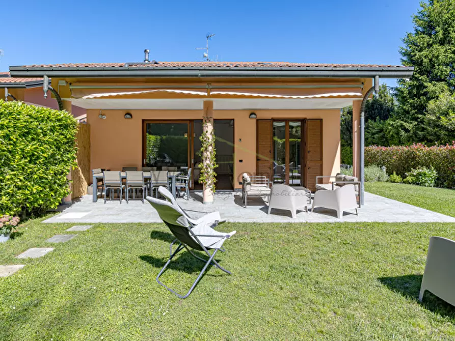Immagine 18 di Villa in vendita  in Via Rovascino a Lipomo