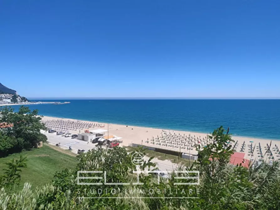 Immagine 1 di Villa in vendita  a Numana