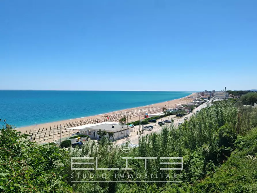 Immagine 2 di Villa in vendita  a Numana