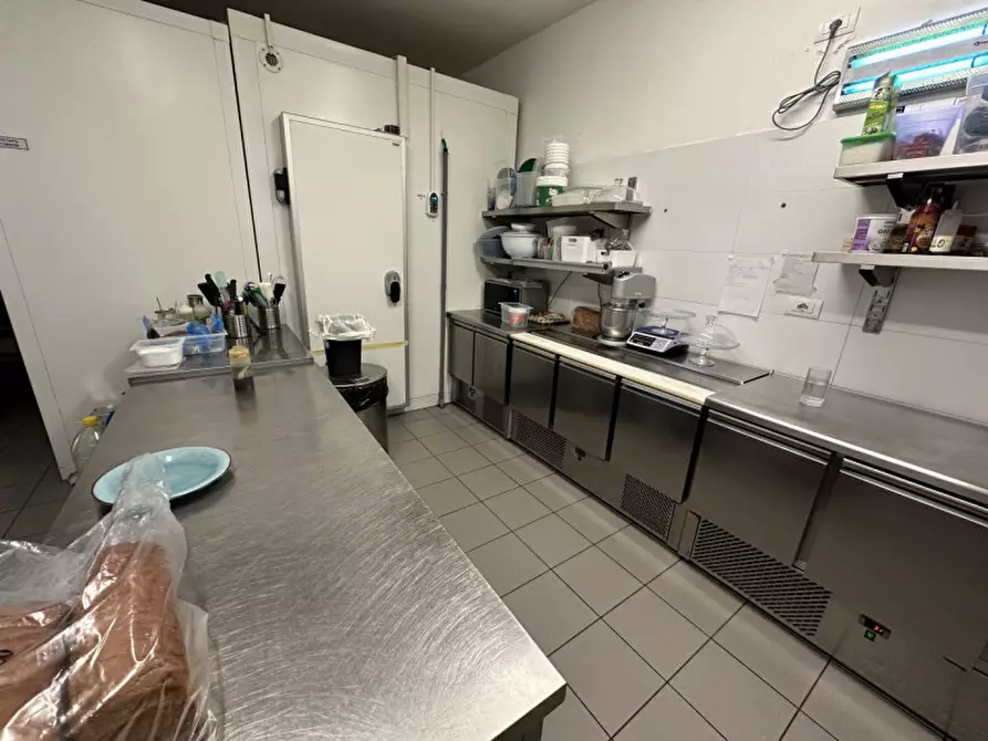 Immagine 8 di Attività commerciale in vendita  in piazza del popolo a Cesena