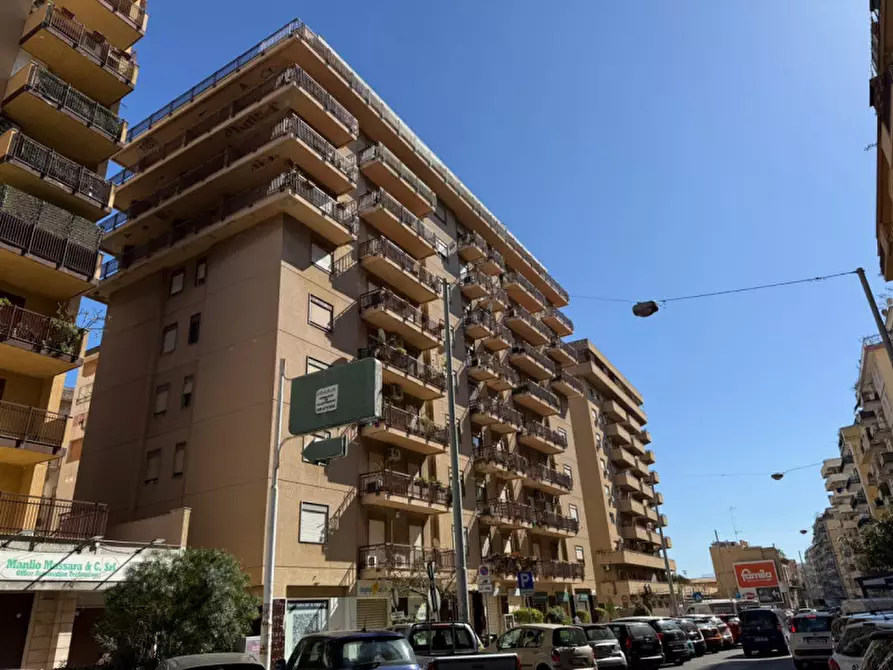 Immagine 2 di Appartamento in vendita  in Via Sampolo a Palermo