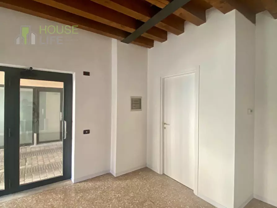 Immagine 8 di Negozio in vendita  in via Don Faccin a Schio