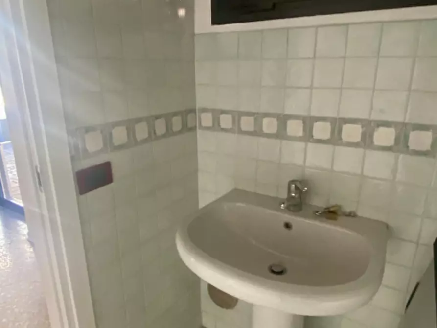 Immagine 10 di Negozio in vendita  in via Don Faccin a Schio
