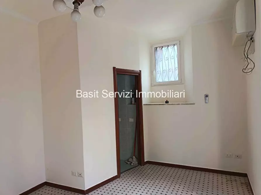 Immagine 1 di Negozio in vendita  in Via Lorenzo Valla a Roma