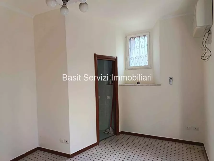 Immagine 2 di Negozio in vendita  in Via Lorenzo Valla a Roma