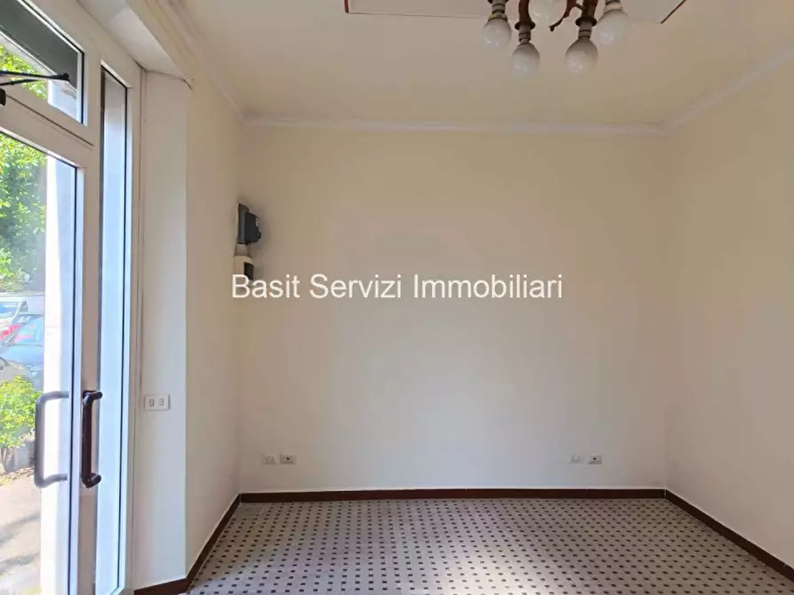 Immagine 3 di Negozio in vendita  in Via Lorenzo Valla a Roma