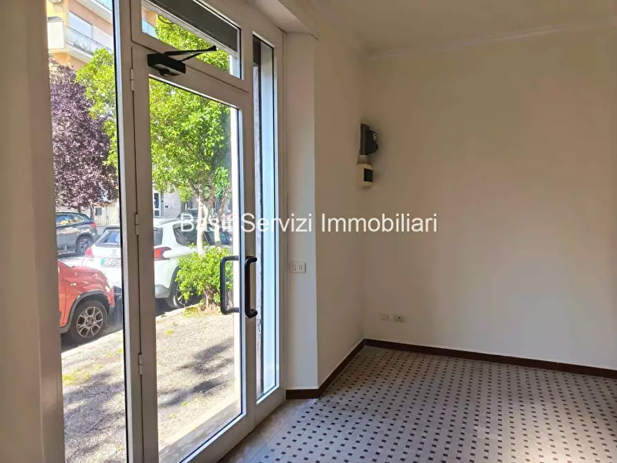Immagine 4 di Negozio in vendita  in Via Lorenzo Valla a Roma