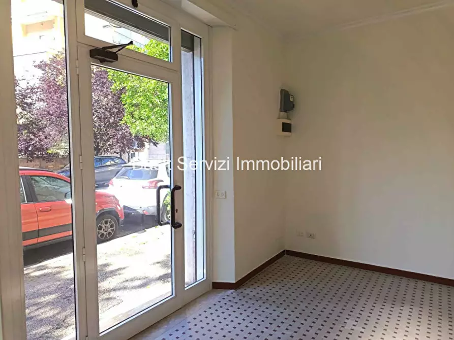Immagine 5 di Negozio in vendita  in Via Lorenzo Valla a Roma