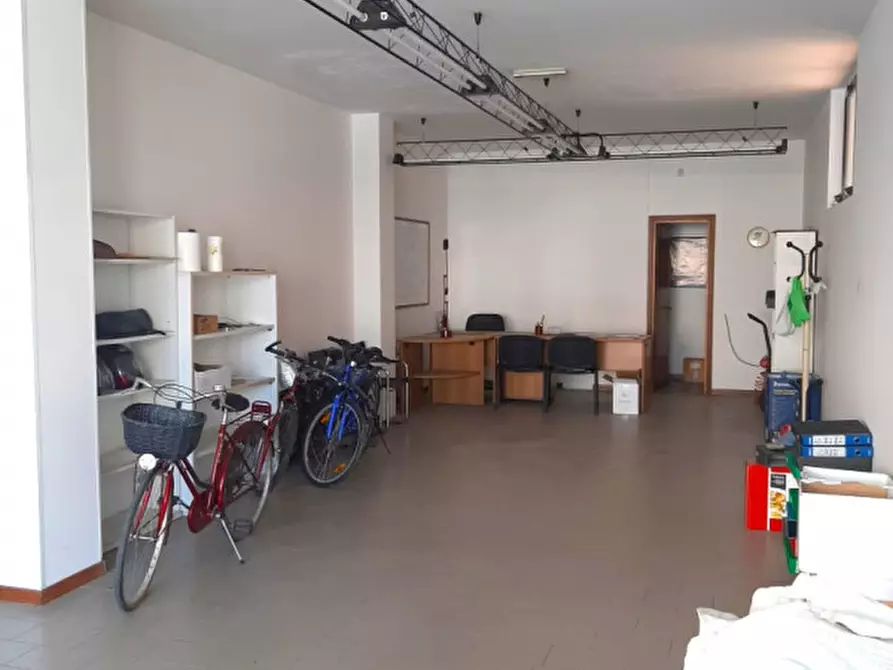 Immagine 1 di Negozio in vendita  in Via Francesco Petrarca a Figline E Incisa Valdarno