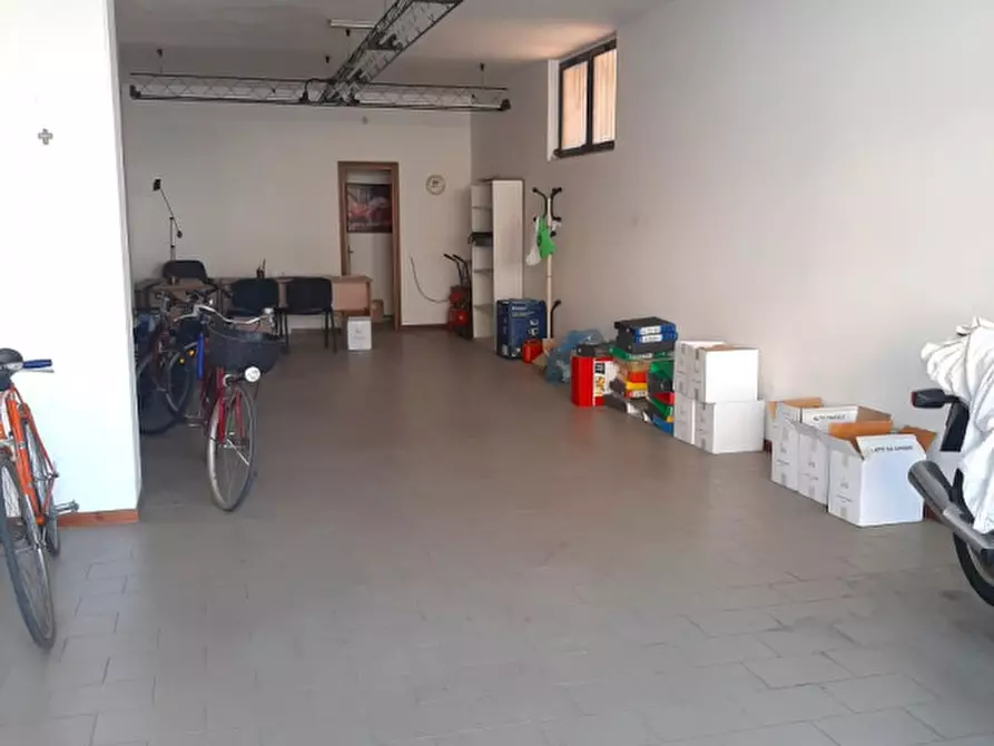 Immagine 2 di Negozio in vendita  in Via Francesco Petrarca a Figline E Incisa Valdarno