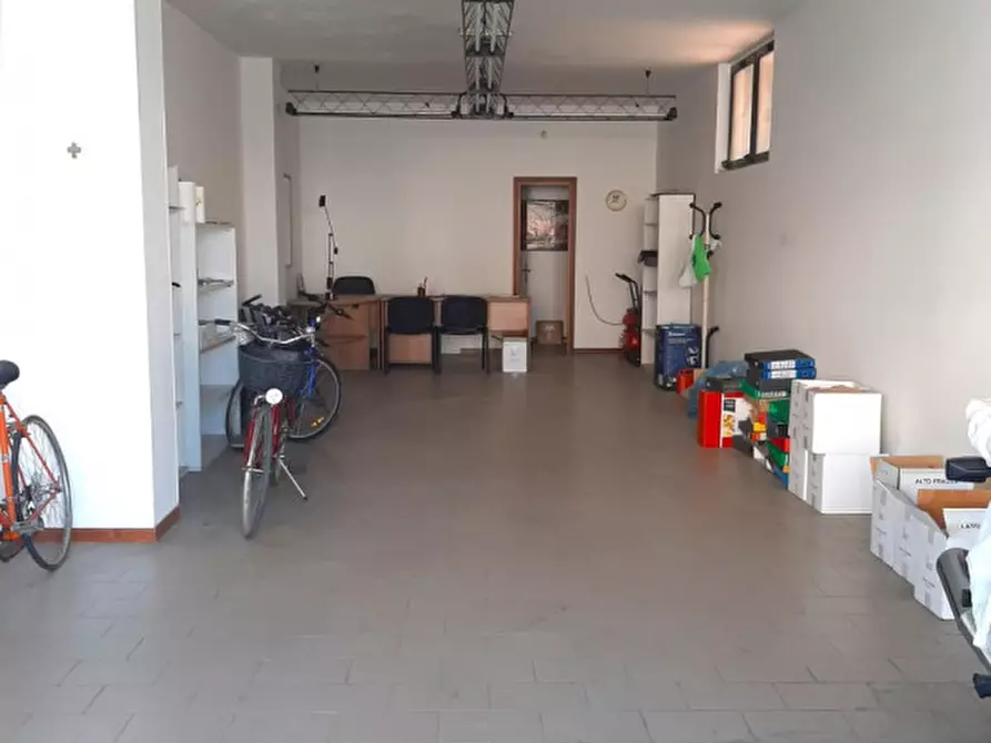 Immagine 3 di Negozio in vendita  in Via Francesco Petrarca a Figline E Incisa Valdarno