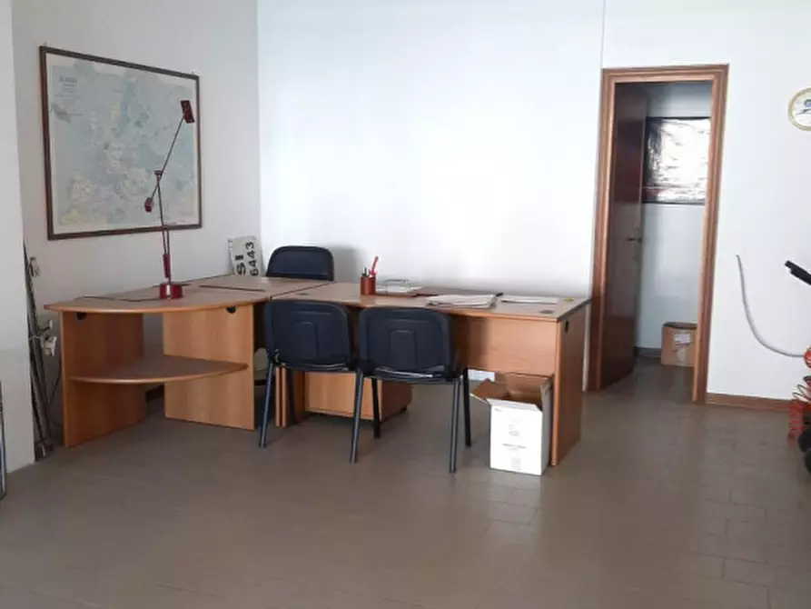 Immagine 4 di Negozio in vendita  in Via Francesco Petrarca a Figline E Incisa Valdarno