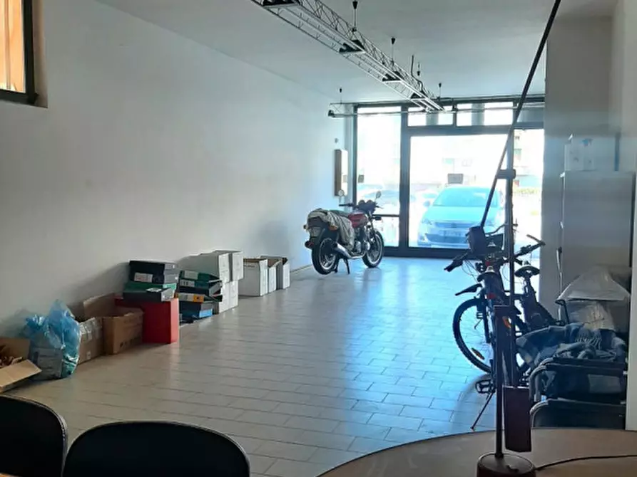 Immagine 5 di Negozio in vendita  in Via Francesco Petrarca a Figline E Incisa Valdarno