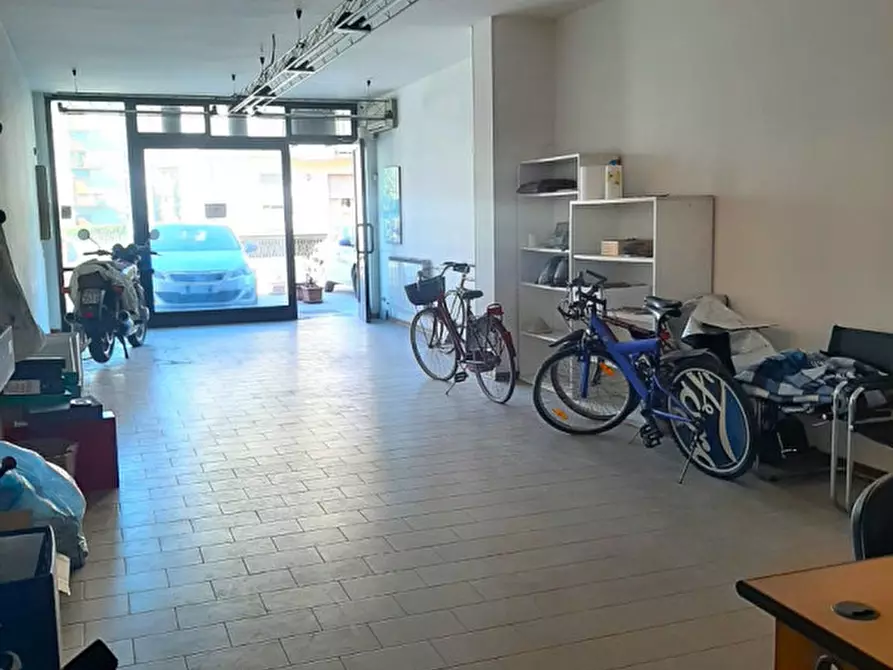 Immagine 6 di Negozio in vendita  in Via Francesco Petrarca a Figline E Incisa Valdarno