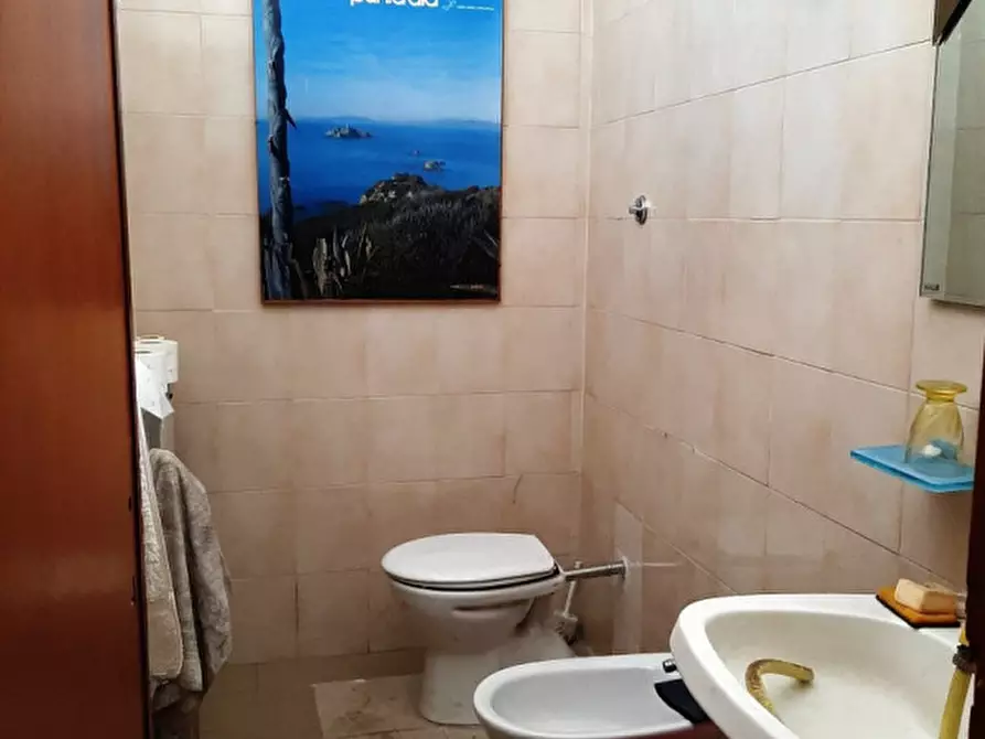 Immagine 7 di Negozio in vendita  in Via Francesco Petrarca a Figline E Incisa Valdarno