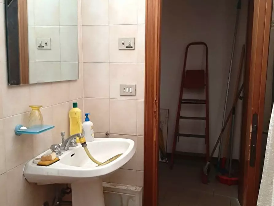 Immagine 8 di Negozio in vendita  in Via Francesco Petrarca a Figline E Incisa Valdarno