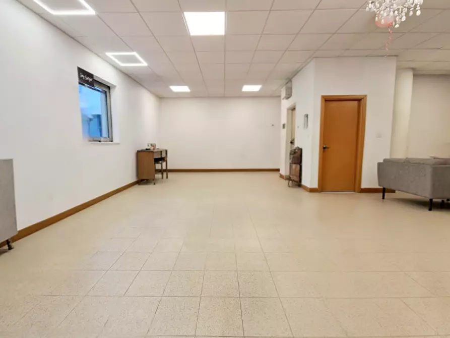 Immagine 2 di Negozio in affitto  in VIA DEGLI ARTIGIANI a Este
