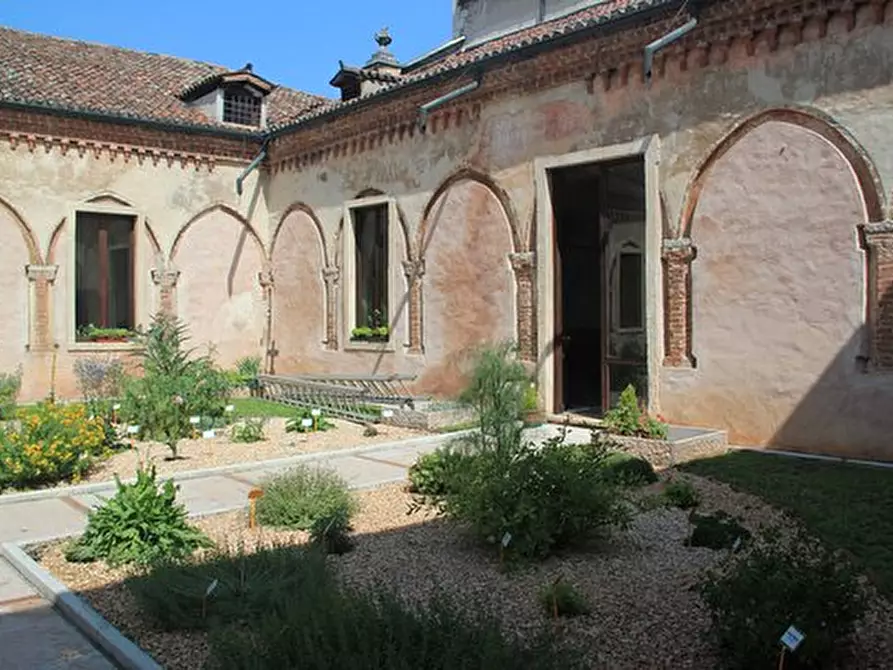 Immagine 1 di Palazzo in vendita  in Via Umberto a Padova