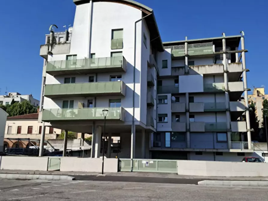 Immagine 1 di Garage in vendita  in Via Portello a Rovigo