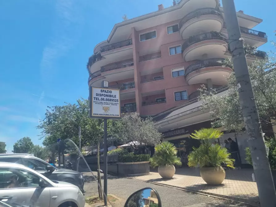 Immagine 2 di Negozio in affitto  in Via Igea a Roma
