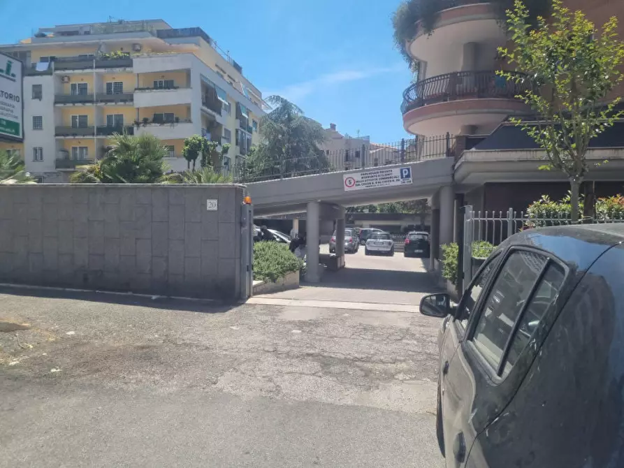 Immagine 3 di Negozio in affitto  in Via Igea a Roma